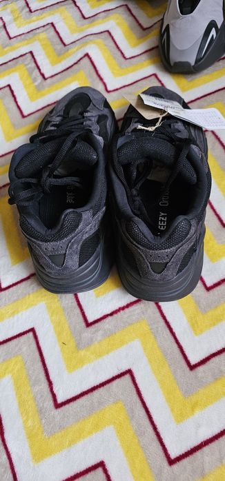 YEEZY Boost 700 V2 Vanta Rozmiar 44 2/3