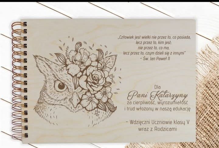 Pudełko na koperty biało złote plexi obrączki zestaw nowy