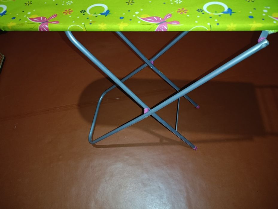 Продам дерев'яний стіл та два стільці 400грн.