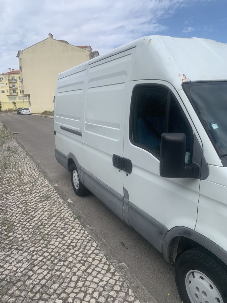 Carrinha Iveco com engate reboque