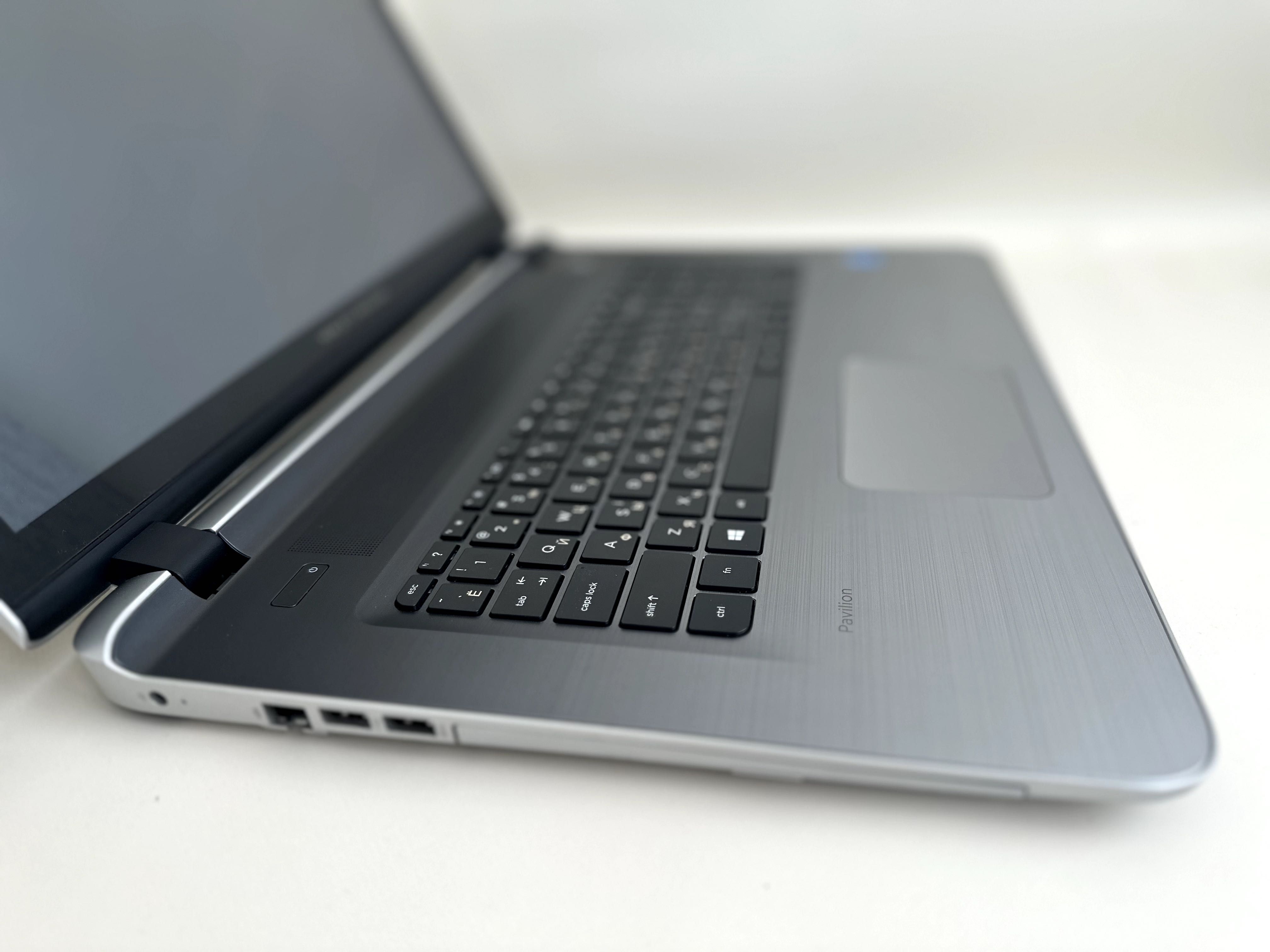 HP pavilion 17 (Core i5 5200 2.2-2.7GHz/8GB RAM/Intel HD) Touchscreen