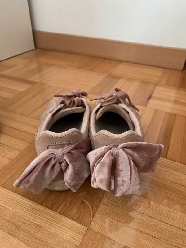 Sapatilhas rosa com laço