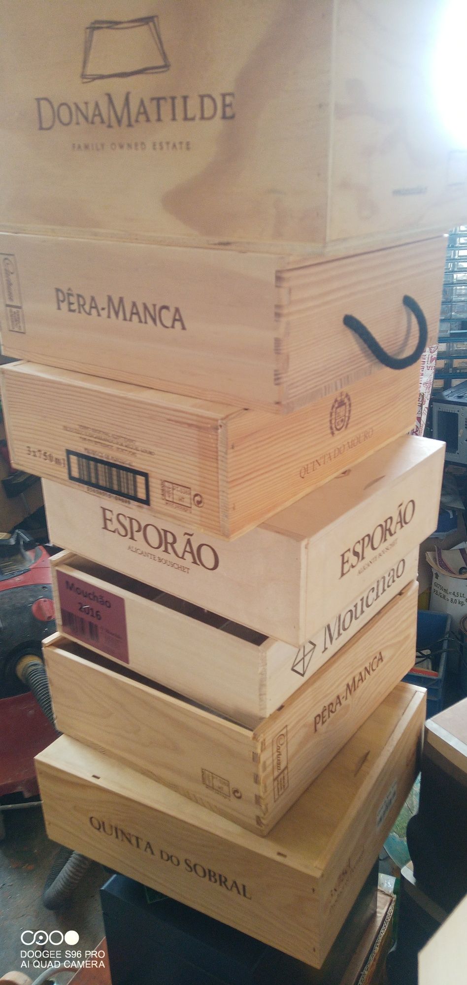 Caixas de vinhos em madeira