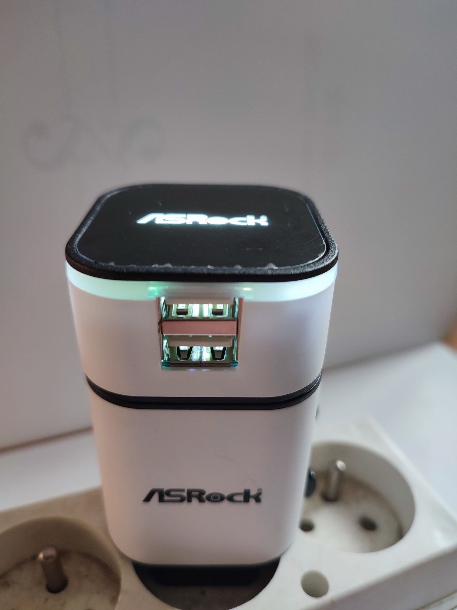 ASRock Uniwersalny adapter podróżny z 2 portami USB