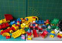 Zestaw Lego Duplo retro: figurki: kierowca,klaun i pojazdy: śmieciarka
