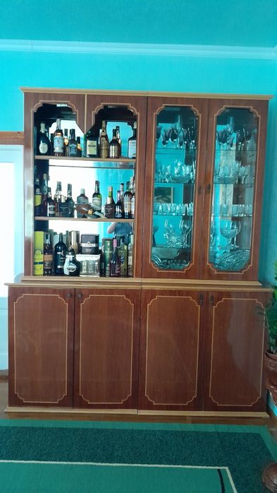 Стєнка-буфет у вітальню