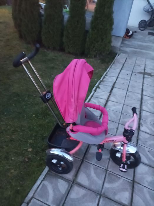 Велосипед-коляска для малої дитини.