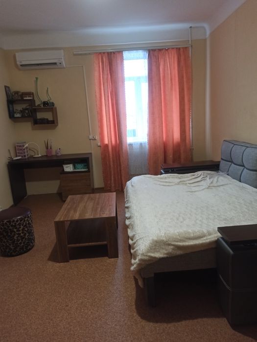 Здається кімната в центрі міста,, чисто, затишно,