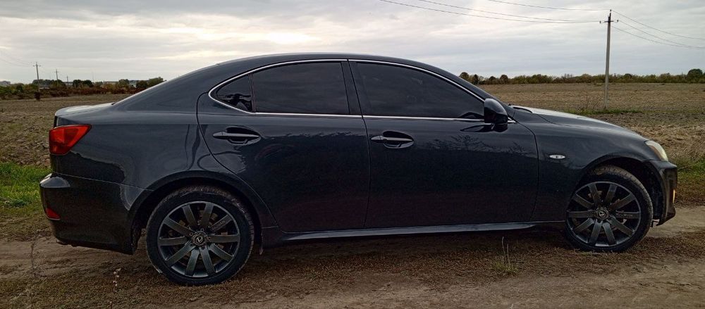 Продам Lexus is 220