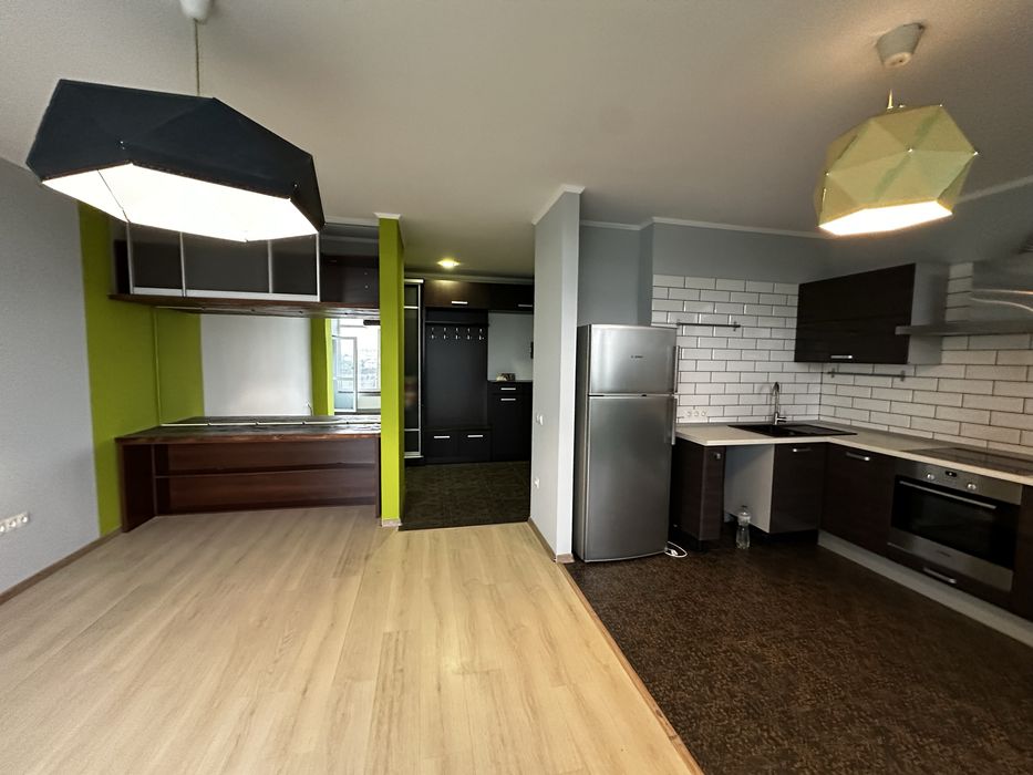 Продається простора 2-кімнатна квартира з коморою біля центру міста!