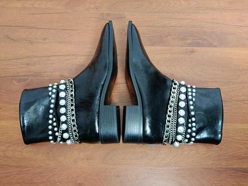 Шикарні чорні лакові ботильйони / черевики zara з перлами та ланцюгами