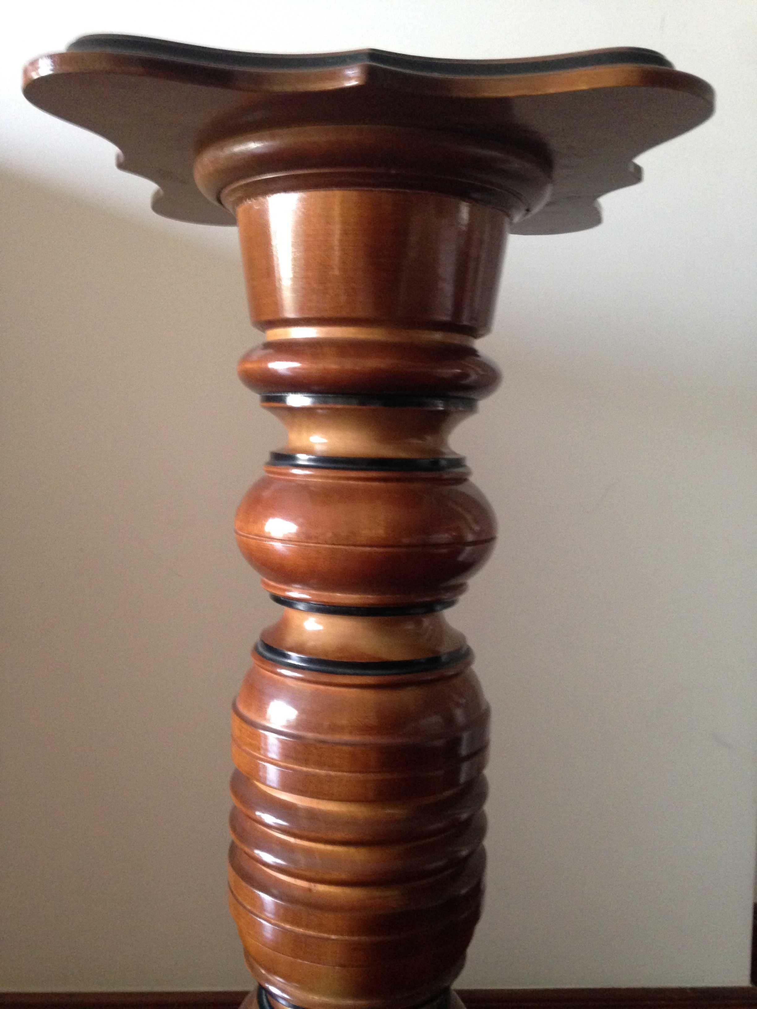 Coluna de madeira maciça