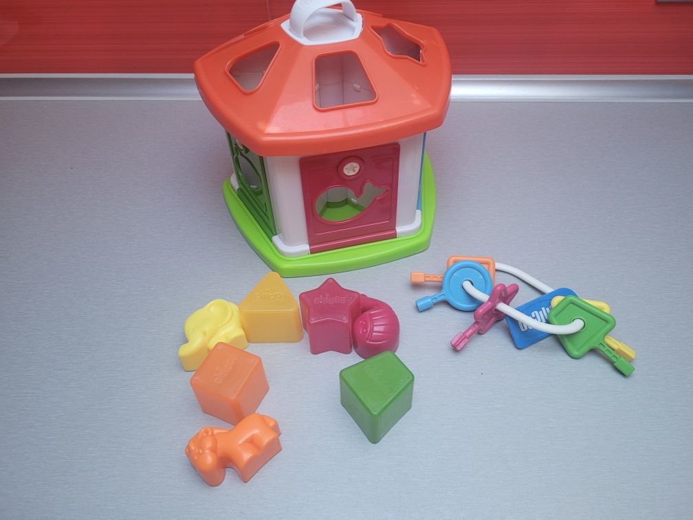 Zabawka domek z kształtami