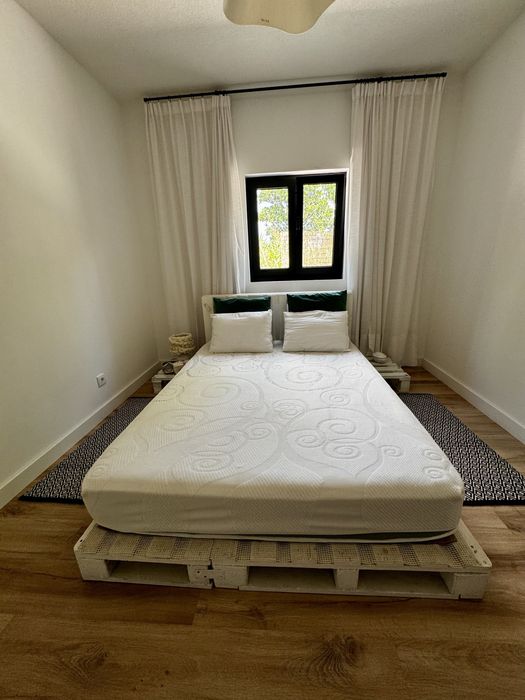 Cama e colchão de casal