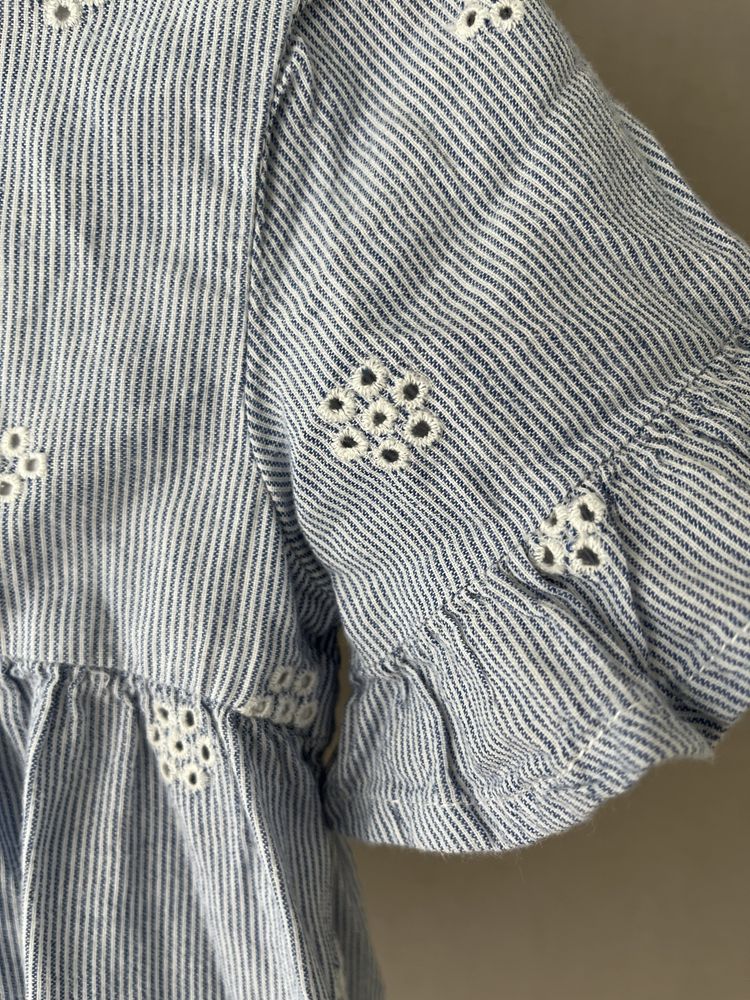 Blusa com pormenores bordados, azul às riscas brancas