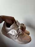 Bezowe kremowy buty fenty puma by rihanna satynowe sneakersy