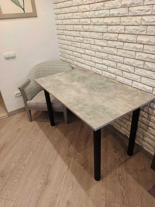 Новий кухонний стіл - практичність та сучасний дизайн