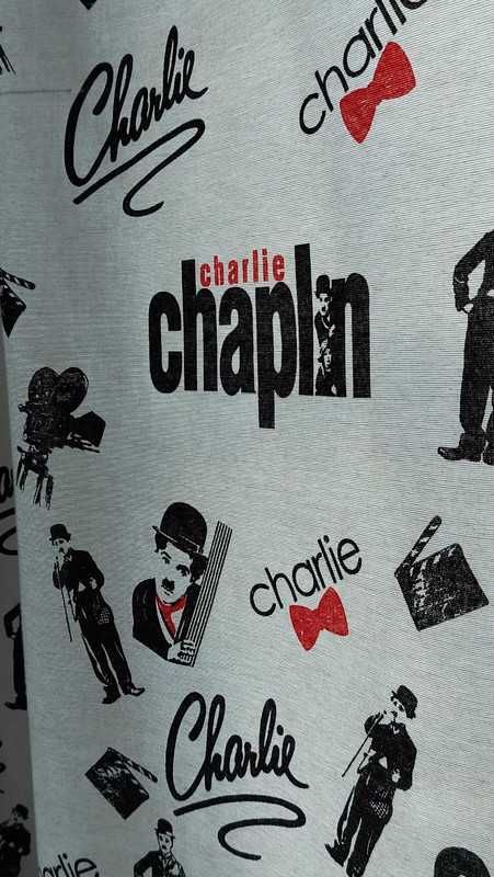 Białe zasłony z motywem Charliego Chaplina