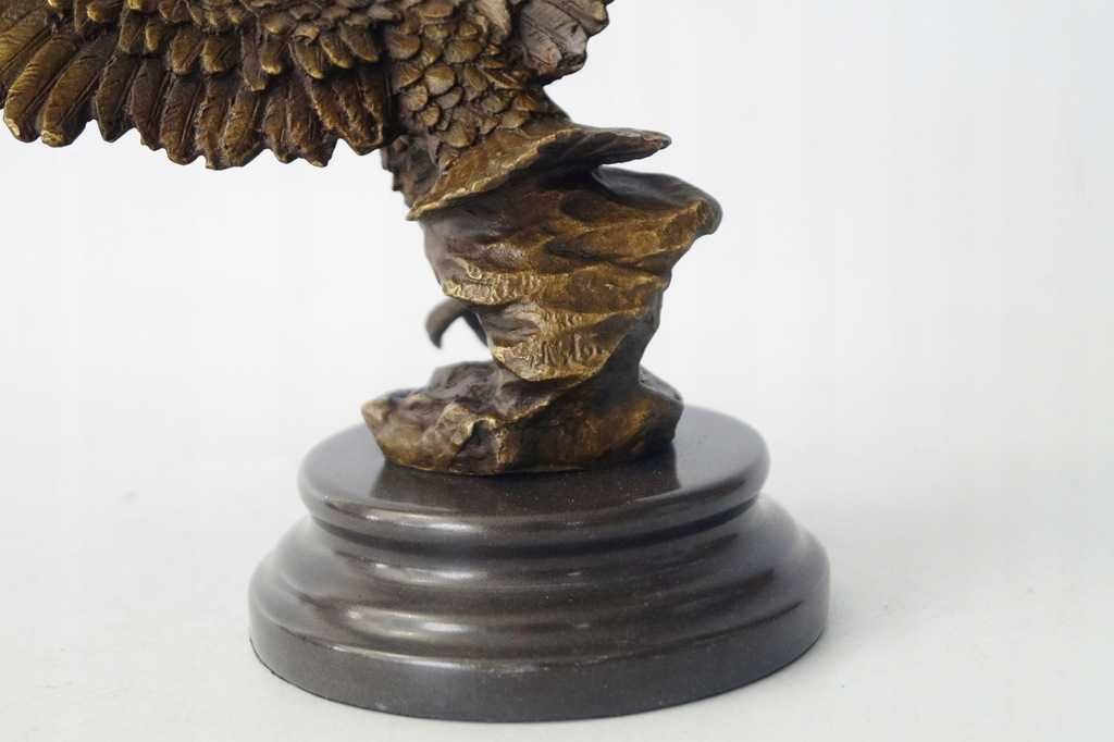 Figura z brązu rzeźba sokół jastrząb