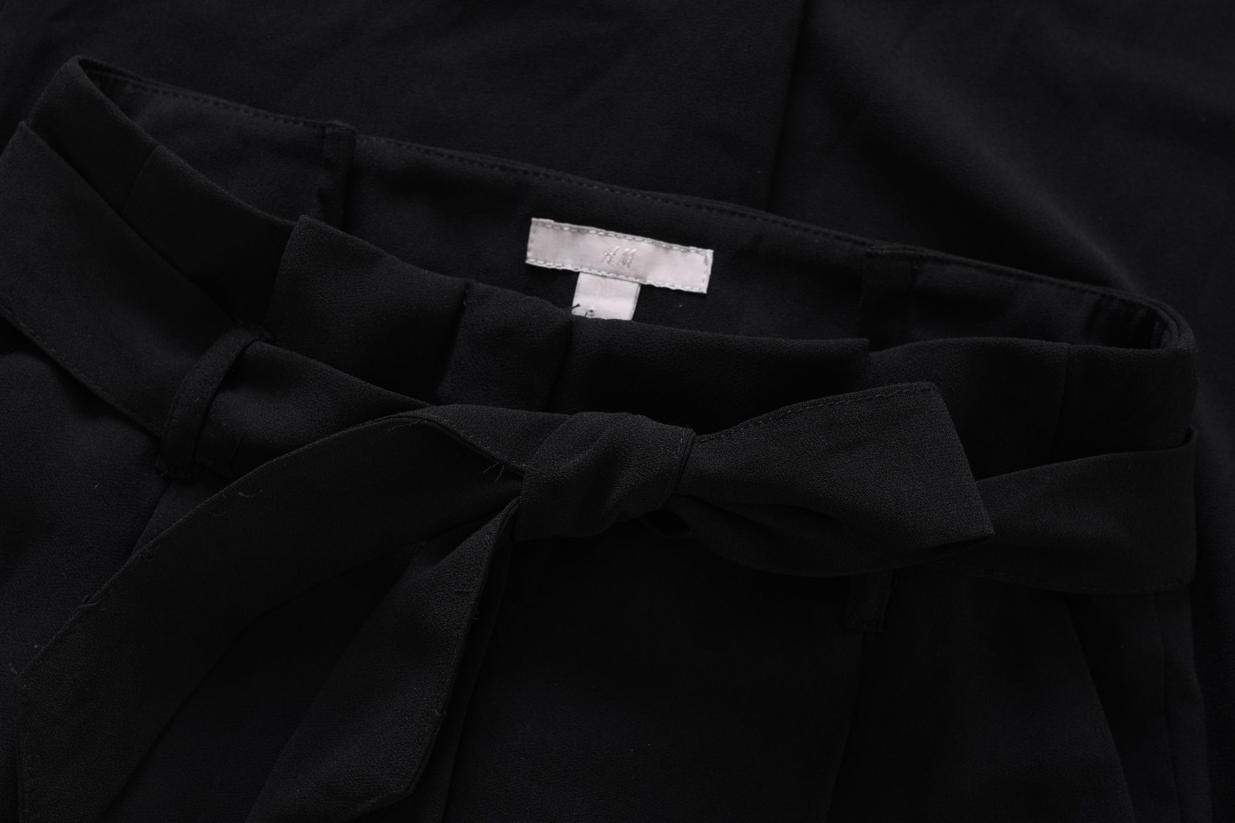 H&M eleganckie czarne spodnie damskie z zaszewkami wysoki stan r. 34