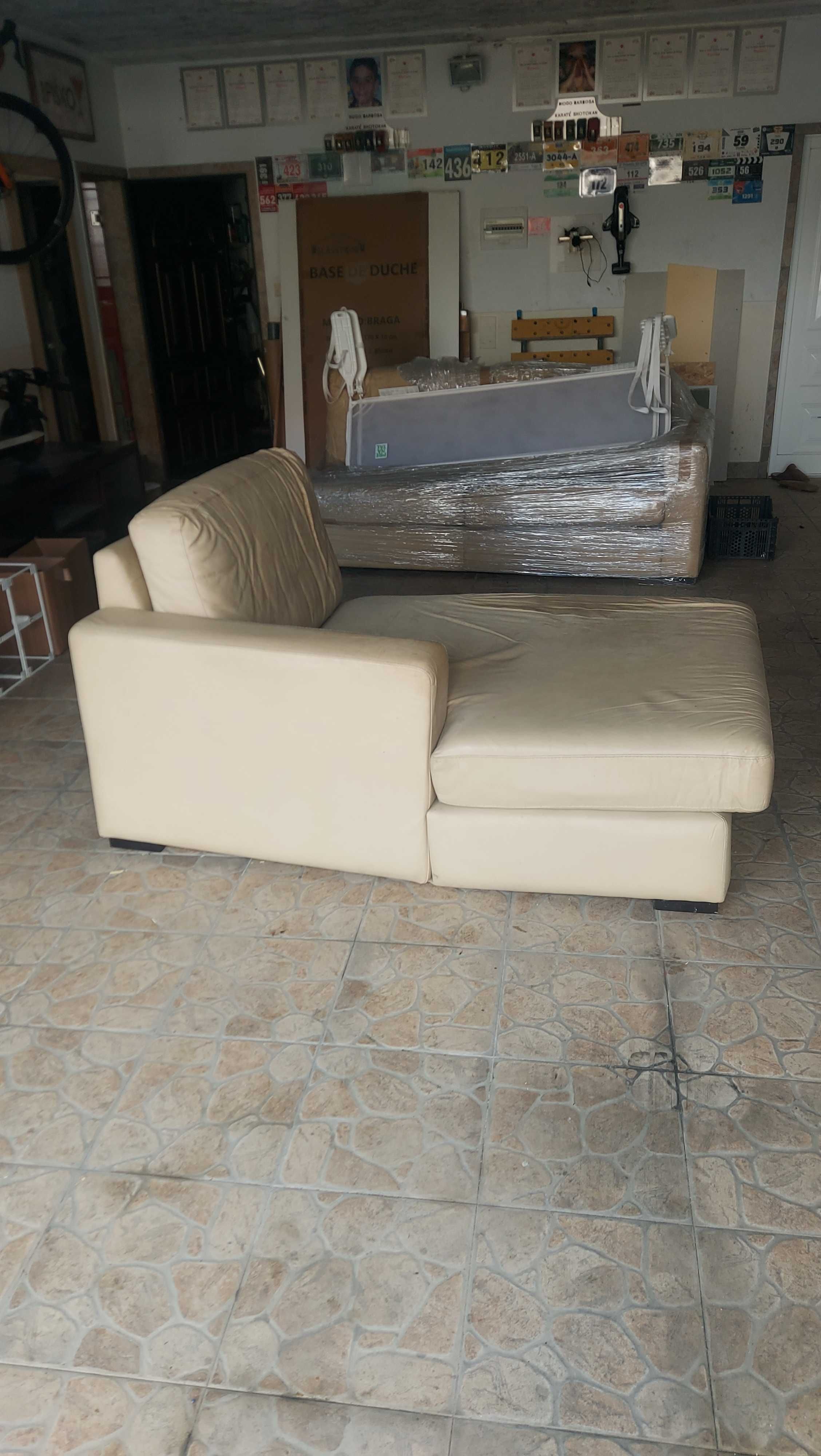 Sofas um pouco gastos mas sem ninhum rasgao so limpar