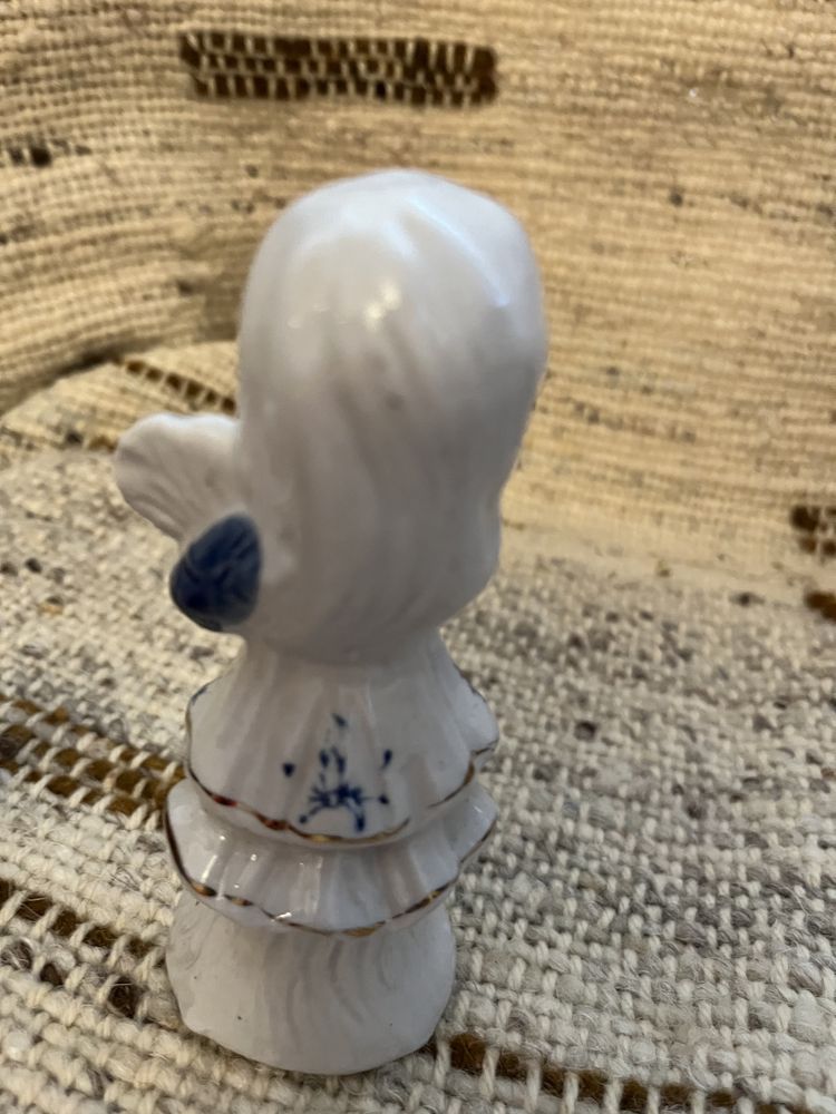 Figurka porcelanowa dziewczynka