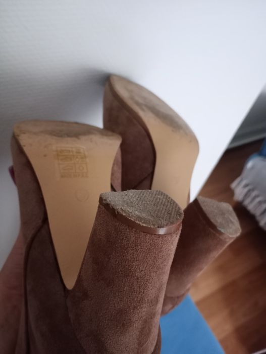 Długie zamszowe kozaki damskie na obcasie słupku