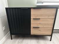 Komoda jednodrzwiowa Oravi z szufladami 103 cm Czarna/Dąb artisan