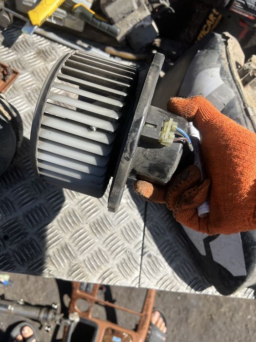 Моторчик печки  карнивал kia carnival 98год