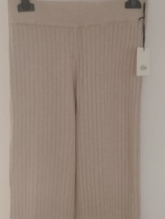 Nowe spodnie dzianina ciepłe i wygodne kolor beż