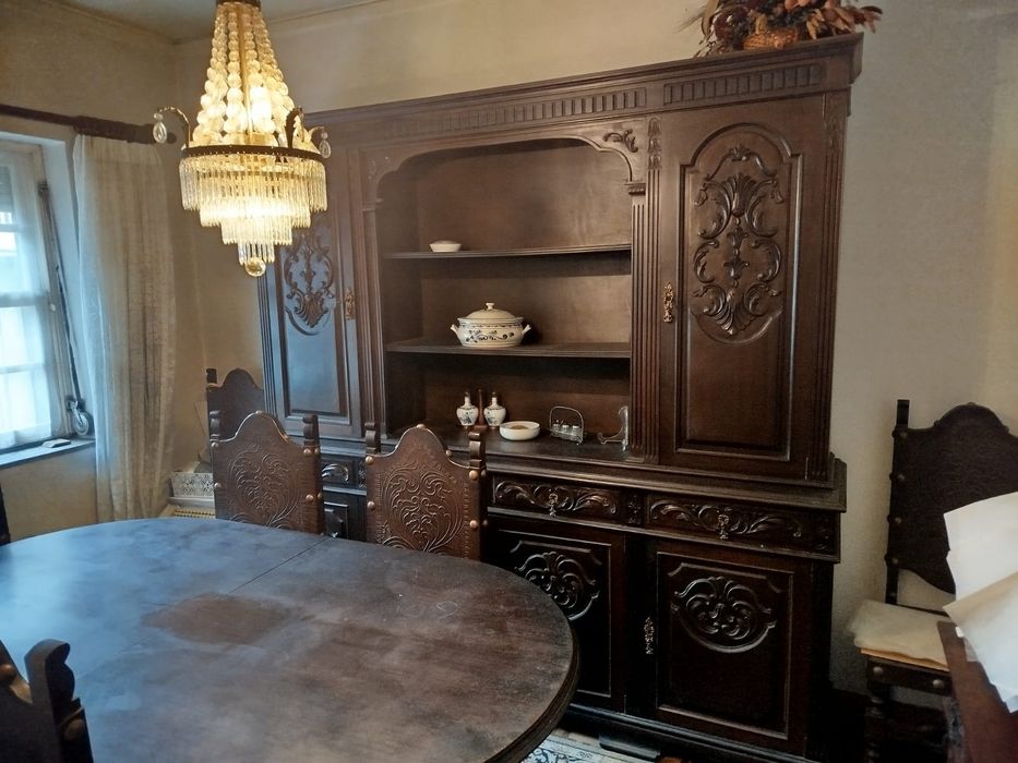 Movel de sala jantar totalmente em castanho