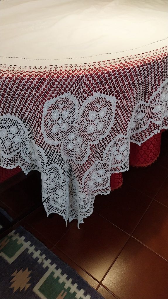 Toalha em linho branco para mesa oval