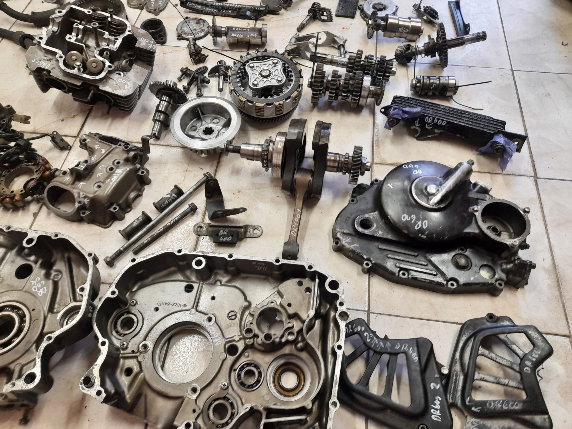 Suzuki DR 600 silnik części wał głowica cylinder skrzynia kapa magneto