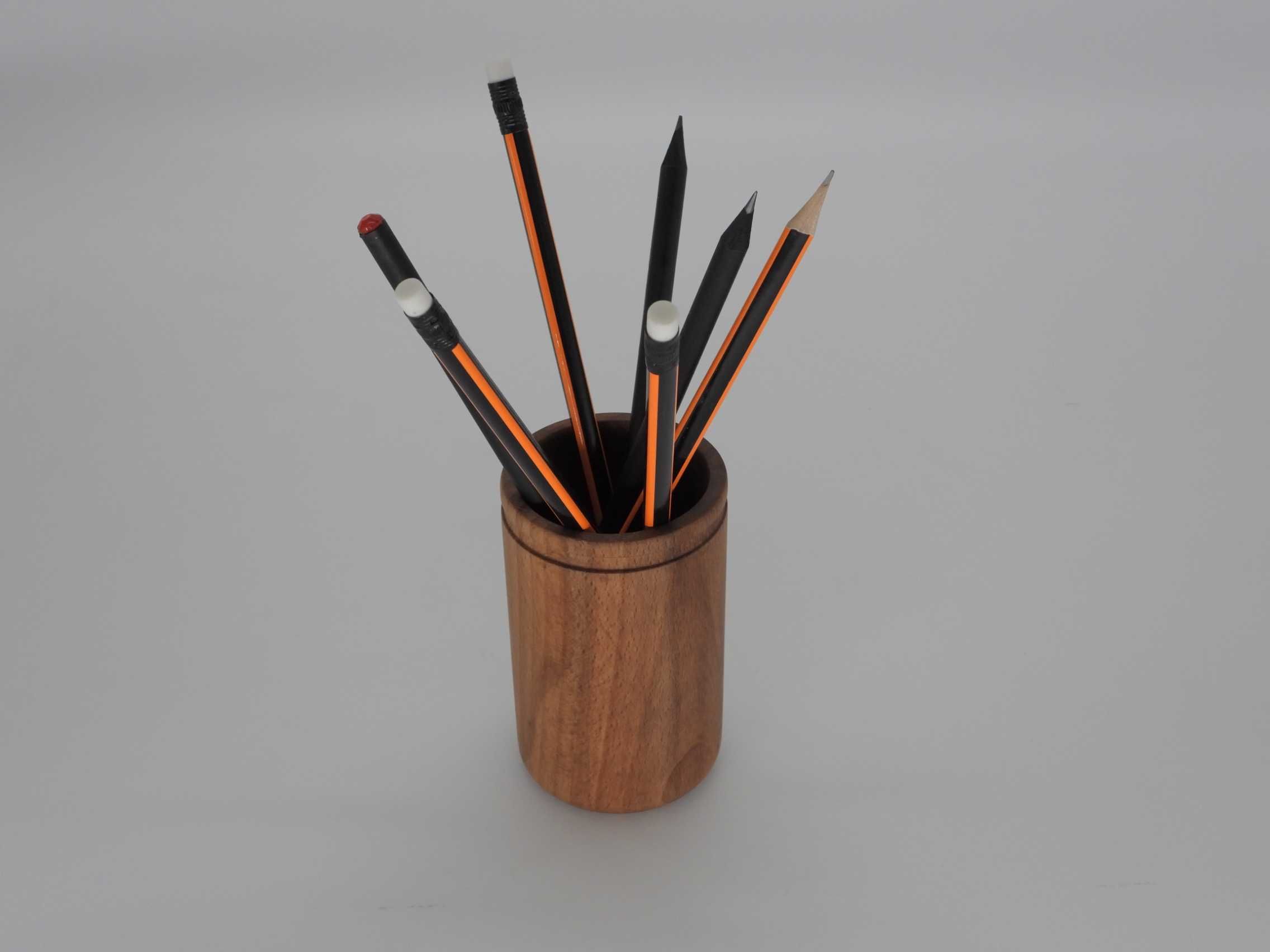 Drewniany kubek na kredki ołówki  do biura prezent upominek