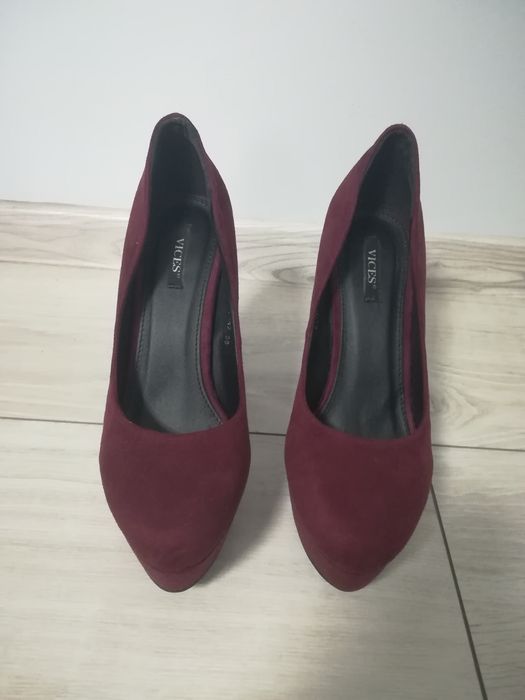 Bordowe szpilki na platformie