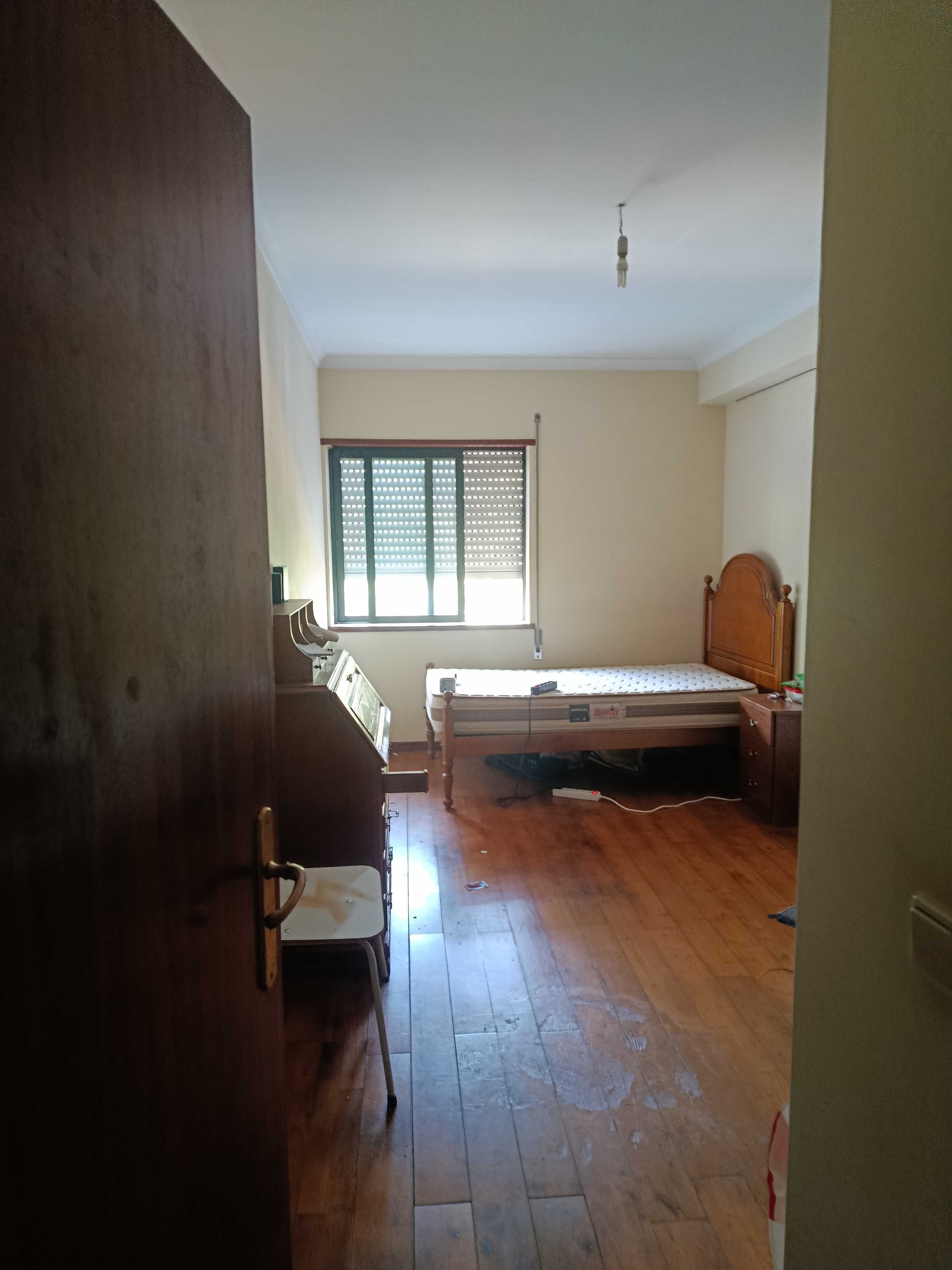 Arrendo casa t3 com água e luz entrada emediata