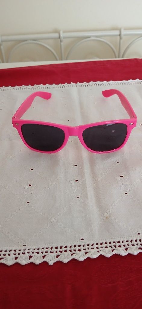 Óculos rosa, Moche, novos