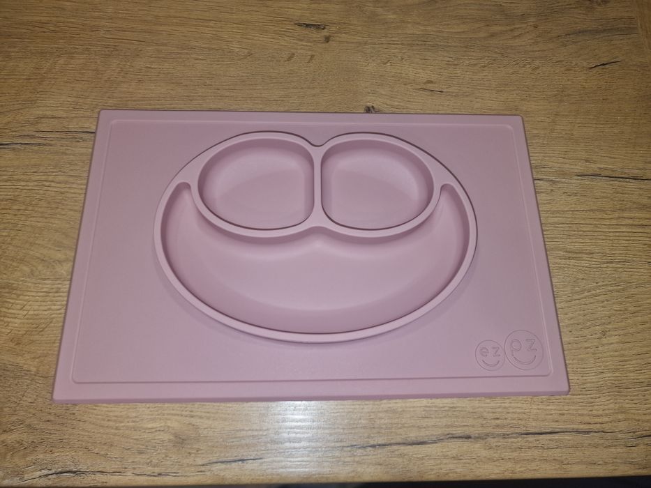 EZPZ Silikonowy talerzyk z podkładką 2w1 Happy Mat pastelowy róż