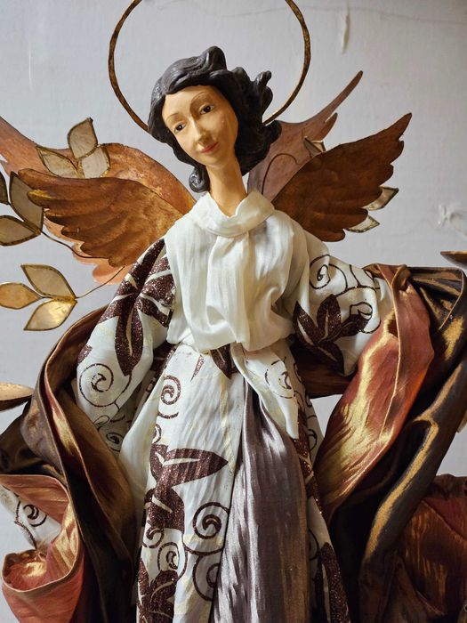 Anjo decorativo artesanal, em resina, com suporte para duas velas.