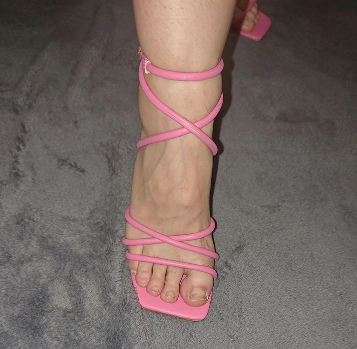 Sandálias rosa e sandálias bege.