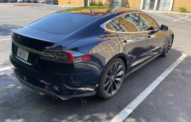 Tesla Model S 2014 року випуску