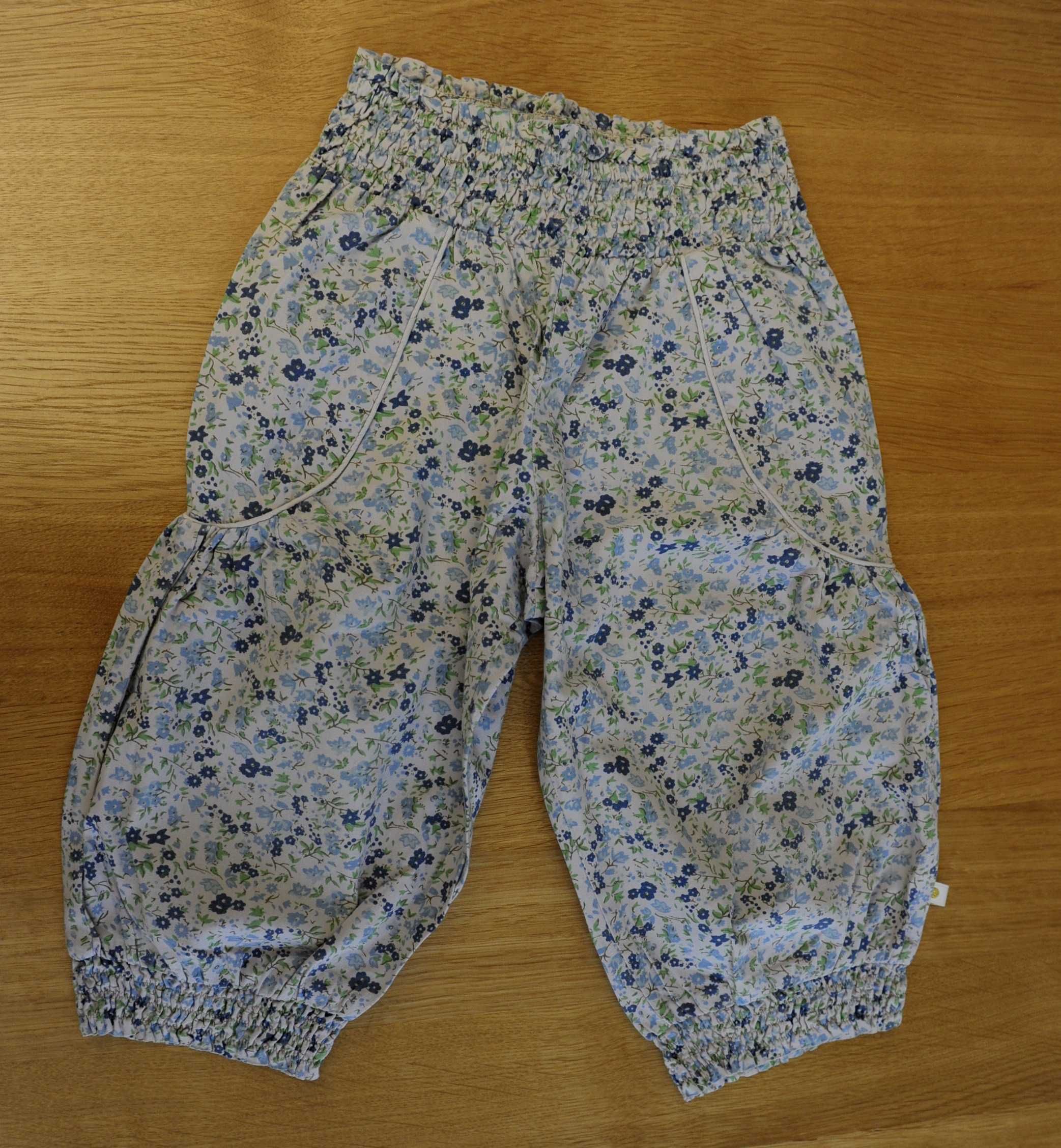 Conjunto calças em balão floridas e t-shirt (3 anos)