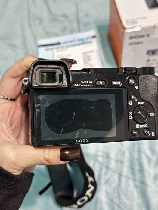 фотоапарат Sony Alpha 6000 з об'єктивом E PZ 16-50mm F3.5-5.6 OSS