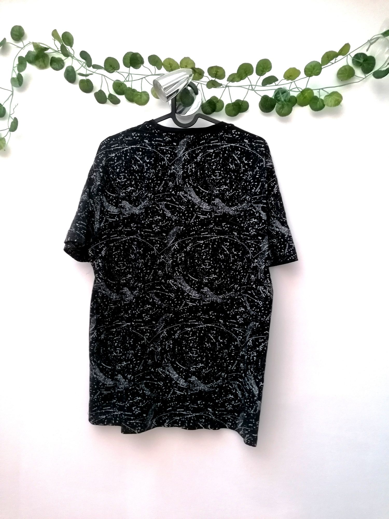 T-shirt Azul Escura com Constelações