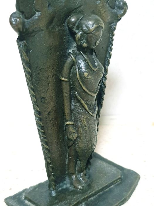 Linda pequena antiga escultura de uma Deusa em bronze