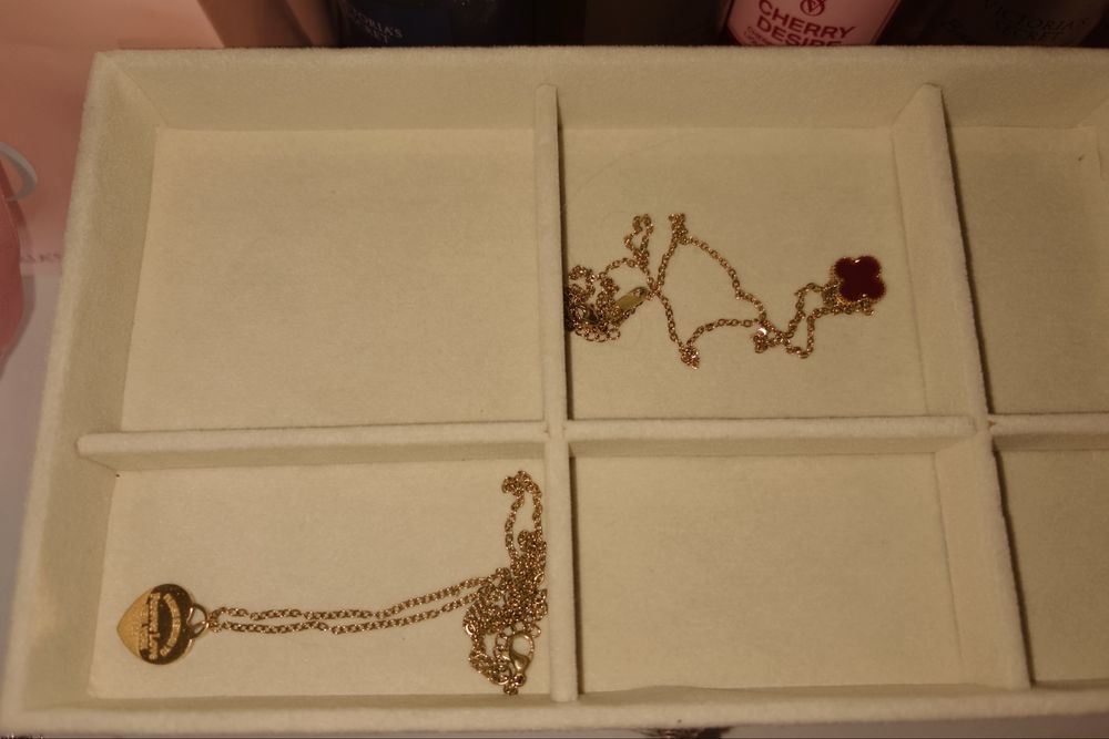 Органайзер для украшений с украшениями