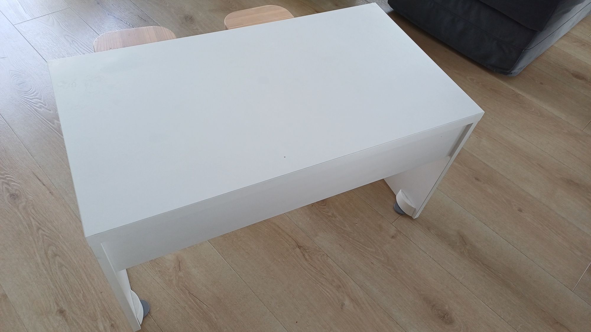 Stolik + drewniane taborety ikea
