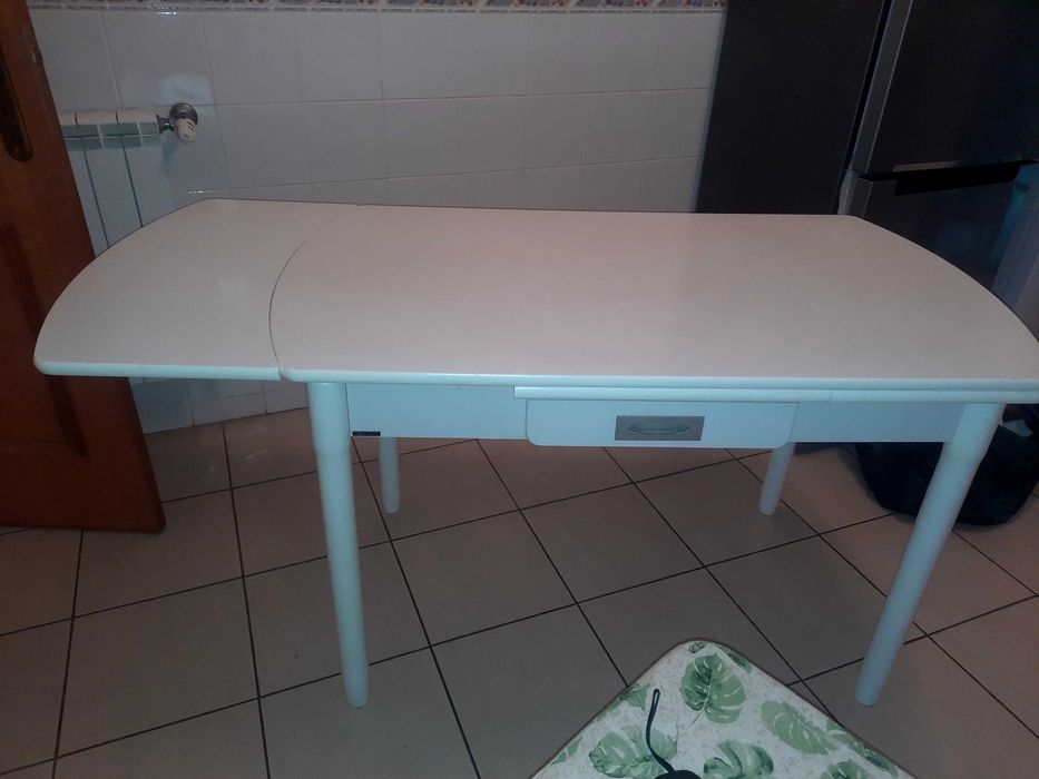 Mesa de jantar branca e duas cadeiras