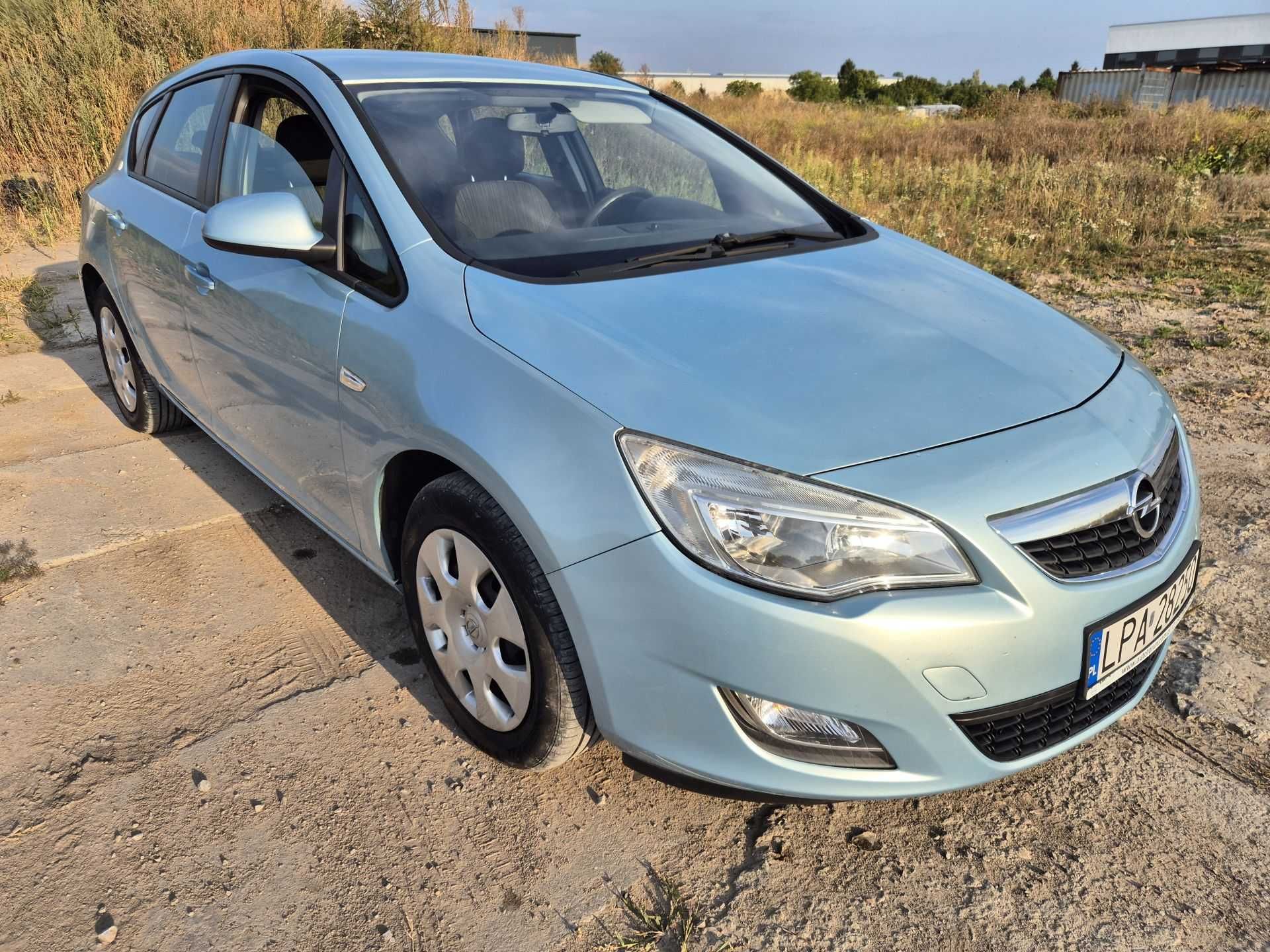 Opel Astra J - 2010 1.6B