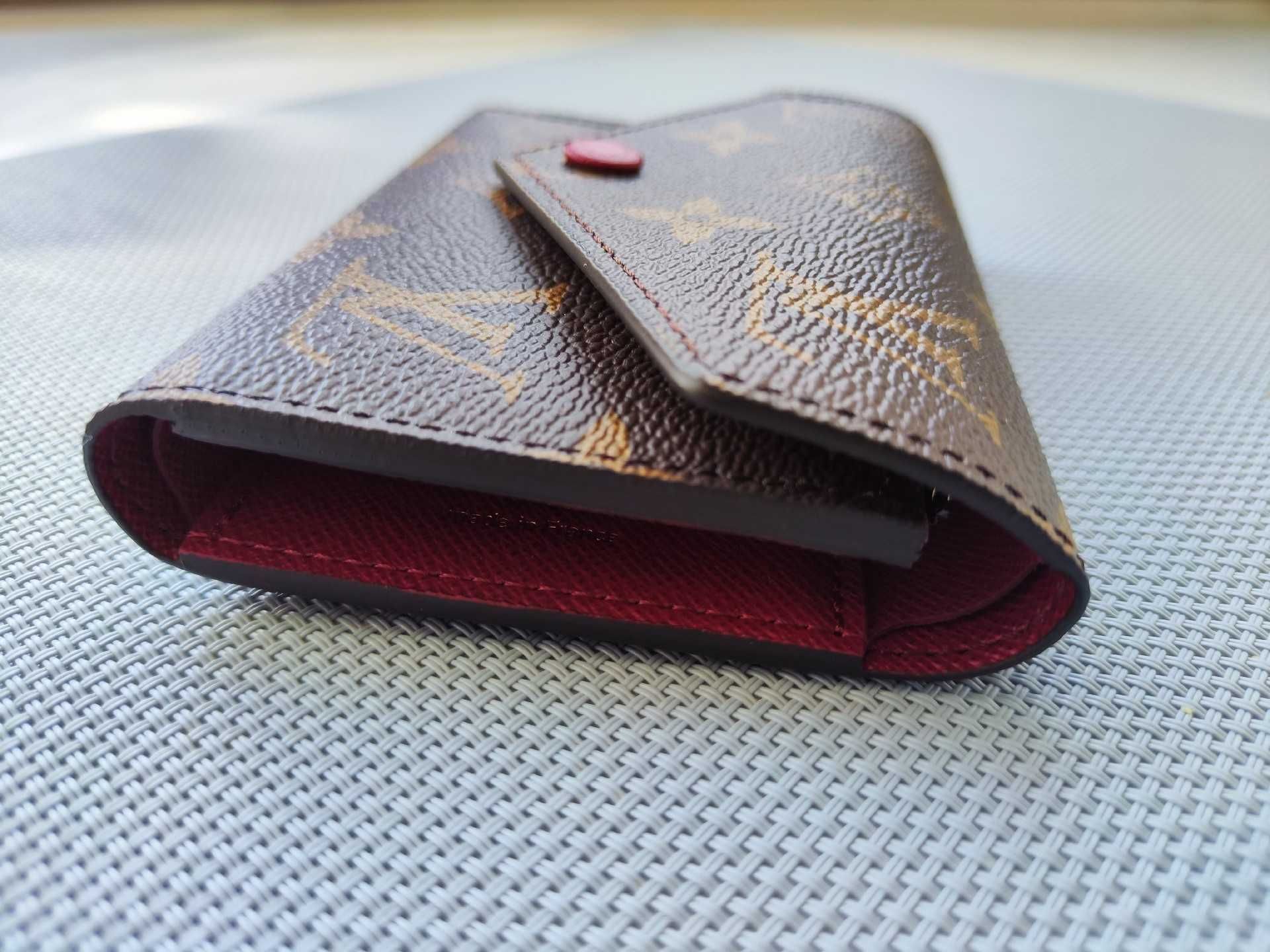 Nowe Louis Vuitton Victorine Mały portfel Róża czerwona przycisk